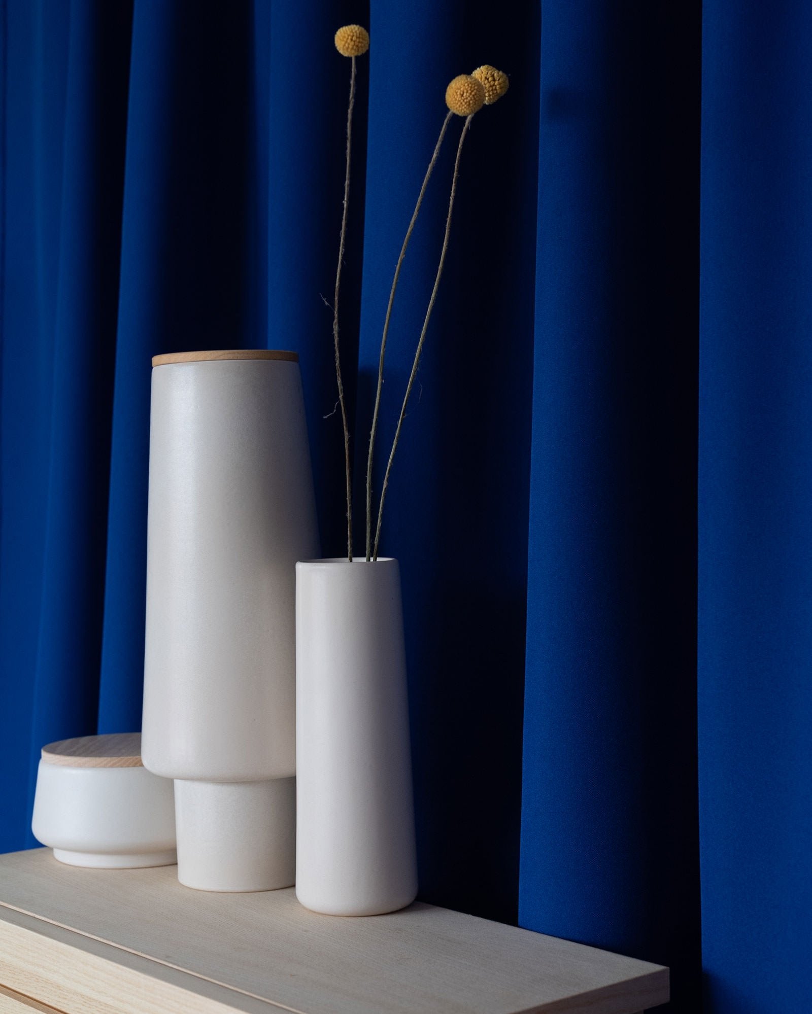 Close-up of white Treat Vases on top of feeder One Bite Stand.